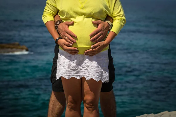 Schwangere Frau Und Ihr Mann Halten Ihre Hände Auf Ihrem — Stockfoto