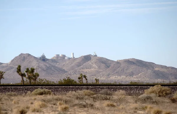 Mojave Çölünde Depolama Tankları Endüstriyel Binaları Olan Bir Çöplük — Stok fotoğraf