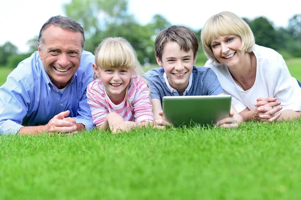 Feliz Familia Cuatro Tumbas Parque Verano Con Tableta — Foto de Stock