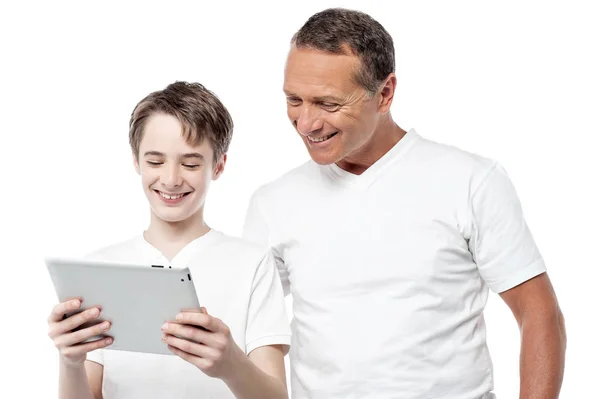 Dad Son Using Tablet White Background — Stock Photo, Image