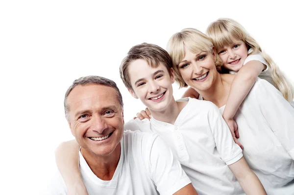 Όμορφη Ευτυχισμένη Οικογένεια Απομονωμένη Λευκό Φόντο — Φωτογραφία Αρχείου