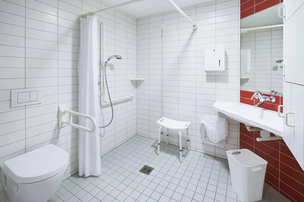 Badrum Sjukhusavdelning Tomt Med Toalett Och Dusch — Stockfoto