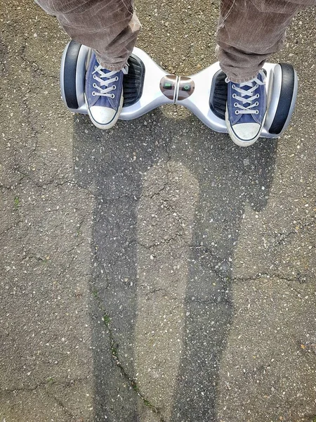 Füße Eines Mannes Schwarzen Schuhen Auf Der Straße — Stockfoto