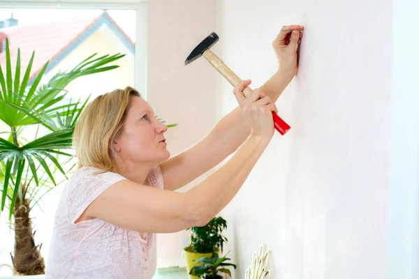 Mujer Rubia Redecorar Casa Trabajar Con Martillo —  Fotos de Stock