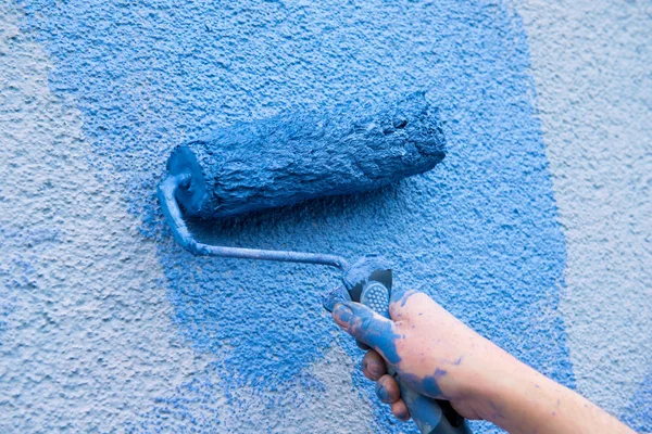 Obrero Pintando Pared Con Rodillos Pintura Azul — Foto de Stock