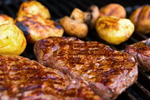 Delicioso Filete Parrilla Con Champiñones Patatas Parrilla — Foto de Stock