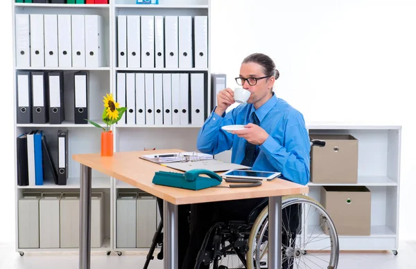 坐在轮椅上的残疾商人正在喝咖啡 — 图库照片