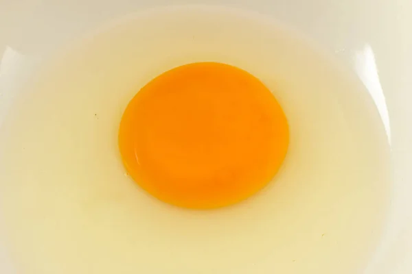 Kırık Yumurta Sarısı Beyaz Odun Yüzeyinde Sızıntı Var — Stok fotoğraf