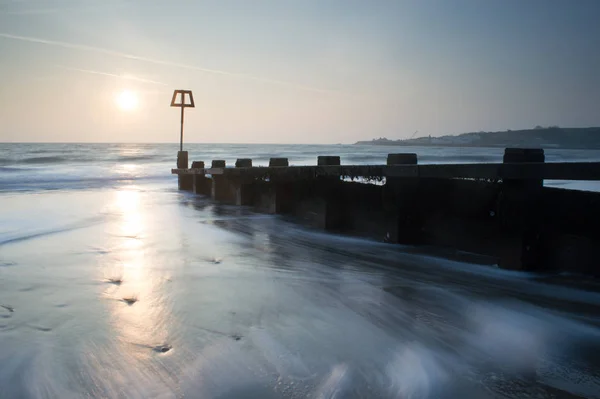 Ein Brecher Mit Den Wellen Die Bei Sonnenaufgang Swanage Dorset — Stockfoto
