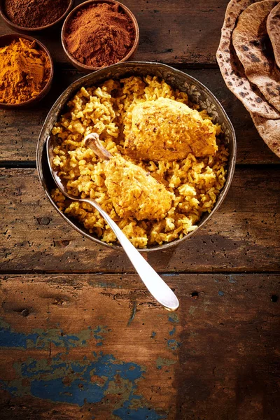 Garam Curry Poeder Met Pot Kip Biryani Omgeven Door Pluizige — Stockfoto