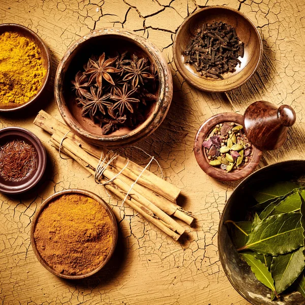 Top View Pots Assorted Whole Leaf Ground Herbs Spices Used — Stock Photo, Image