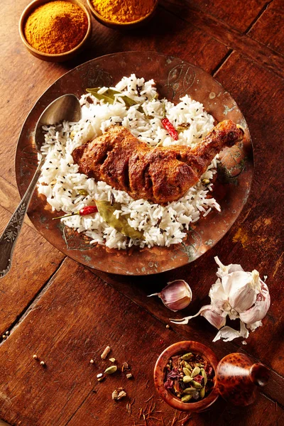 Overhead Άποψη Του Ινδικού Στυλ Πικάντικο Κοτόπουλο Ταντόρι Και Ρύζι — Φωτογραφία Αρχείου