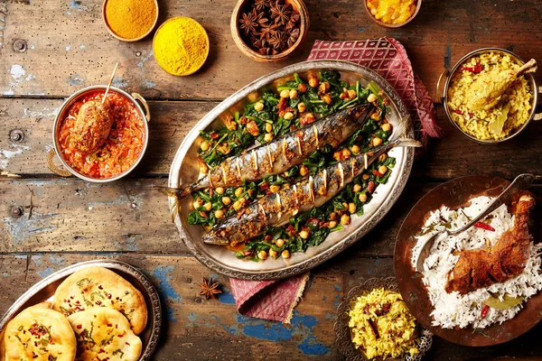 由米饭 酱料和各种调味品环绕而成的烤鱼印度风格的自上而下视图 — 图库照片