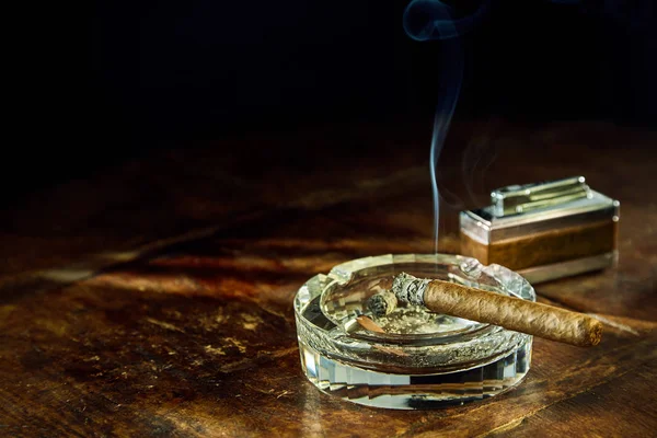 Cigare Fumer Assis Dans Cendrier Verre Rond Briquet Sur Une — Photo