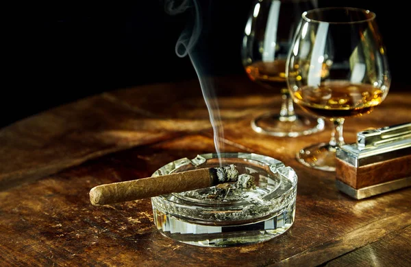 Cenicero Cristal Con Cigarro Humeante Por Dos Vasos Llenos Bourbon — Foto de Stock