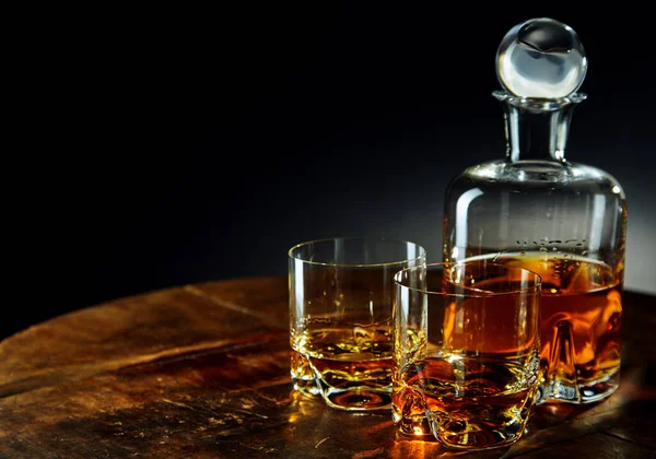 Décodeur Whisky Deux Verres Moitié Remplis Sur Une Table Ronde — Photo