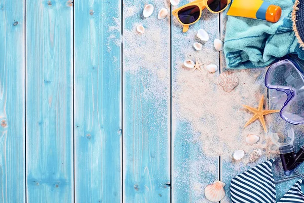 Zomervakantie Watersport Achtergrond Thema Met Schelpen Los Zand Zonnebril Zwemkleding — Stockfoto