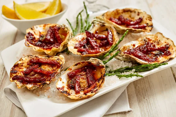 Close Still Life View Platter Oysters Kilpatrick Παρασκευάζεται Μπέικον Και — Φωτογραφία Αρχείου