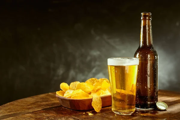 Cold Beer Long Glass Alongside Empty Brown Bottle Bowl Potato — Stock Photo, Image