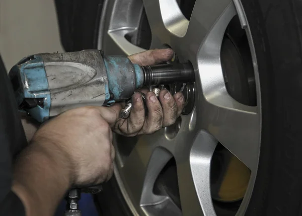 Mechanic Changes Wheels Car — Stock Photo, Image