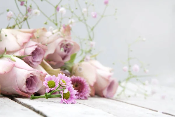 Aún Con Rosas Pastel Margaritas Una Mesa Madera —  Fotos de Stock