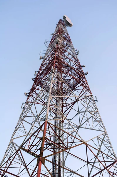 Telekommunikationstorn Med Klarblå Himmel — Stockfoto