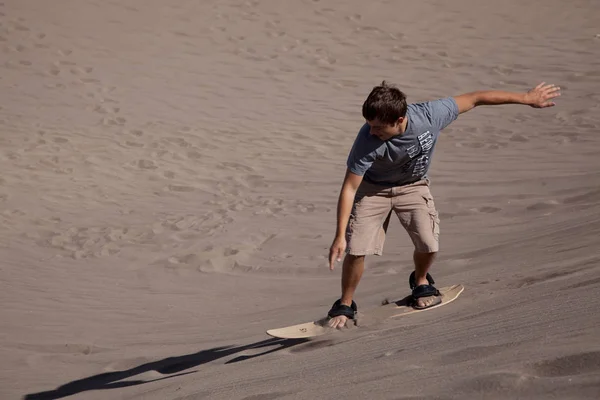 Ragazzo Adolescente Che Sandboarding Parco Nazionale Delle Grandi Dune Sabbia — Foto Stock