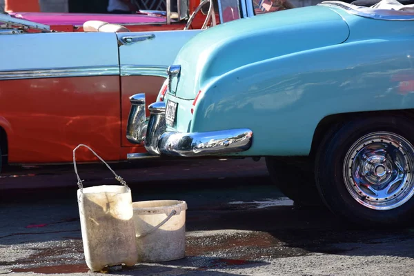 Gerestaureerde Vintage Auto Cuba Bij Wasstraat — Stockfoto