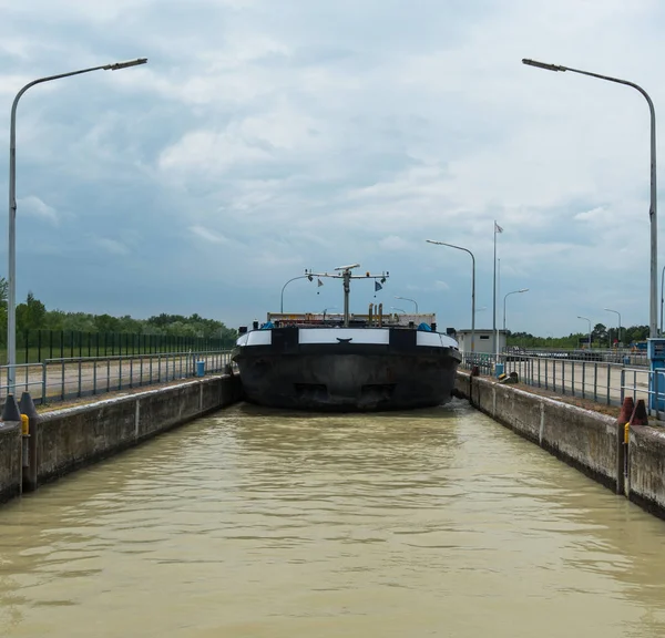 Containerschiff Binnenschifffahrt Der Nähe Eines Schleusentores Staudamms — Stockfoto