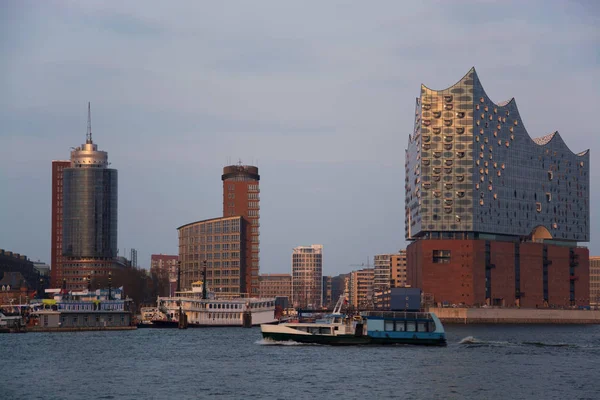 晚上的Elbphilharmonie — 图库照片