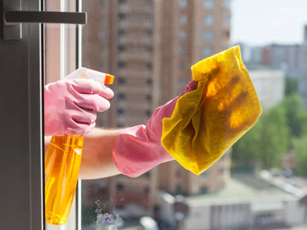 창문닦는 기계를 집에서 세제로 유리를 — 스톡 사진