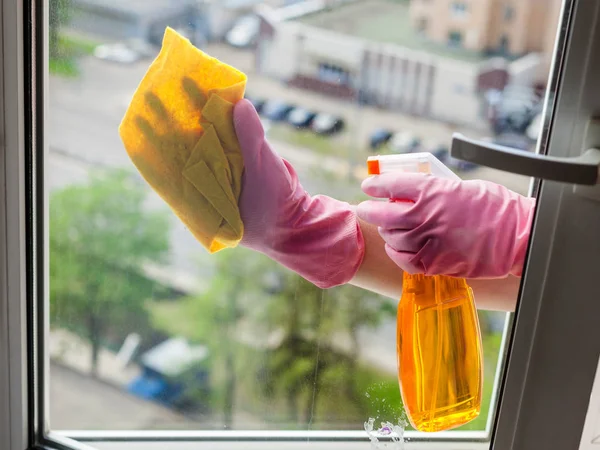 Fenster Waschen Putzfrau Reinigt Fensterscheibe Mit Waschmittel Mehrfamilienhaus — Stockfoto