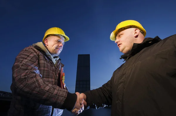 Zwei Bauarbeiter Mit Gelben Bauhelmen Recken Ihre Hände Tiefflug Gegen — Stockfoto