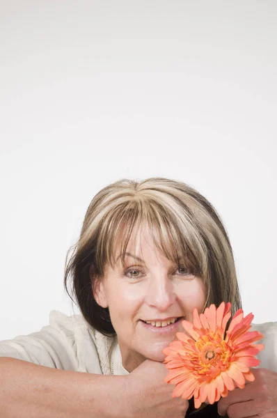 Mujer Con Flores Cabeza — Foto de Stock