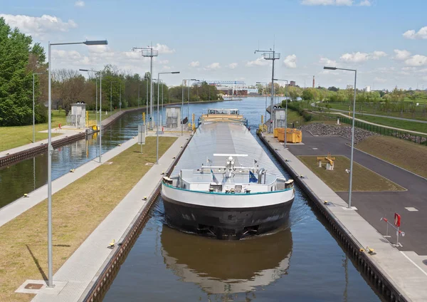 Barco Carga Entrar Una Choza — Foto de Stock