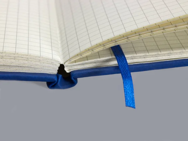 Otwarty Niebieski Notatnik Detalem Papieru Graficznego Zakładką Kolorze Szarym — Zdjęcie stockowe