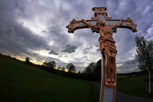 雷雨の空の前のキリスト教徒の十字架 — ストック写真