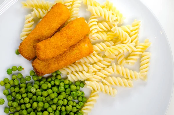 Balık Kroket Makarna Bezelyeli Akşam Yemeği — Stok fotoğraf