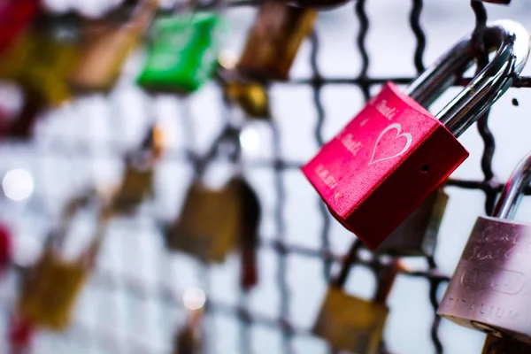 Rosa Liebesschloss Auf Einer Brücke Paris Symbol Der Liebe — Stockfoto