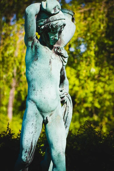 Estátua Antiga Menino Livre Natureza — Fotografia de Stock