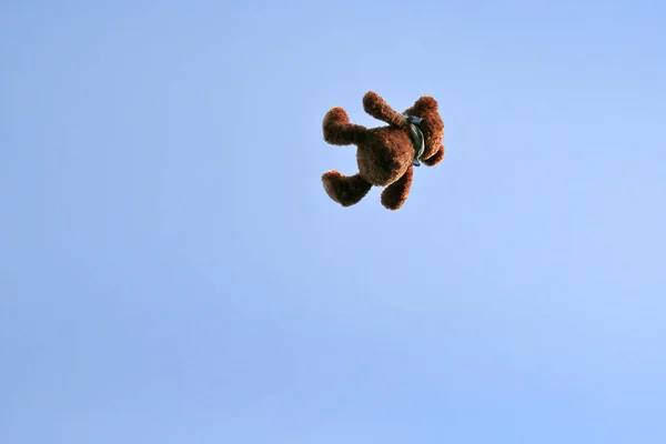 Brun Teddy Flyger Genom Luften Blå Himmel — Stockfoto