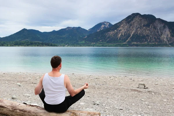 Sahilde Yoga — Stok fotoğraf