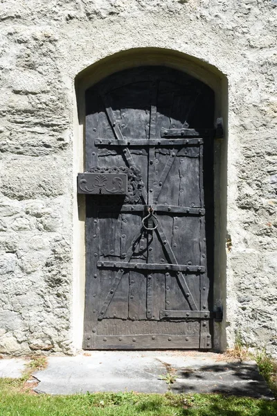 Дверь Железная Дверь Кованая Средневековая Каменная Стена Стена Фасад Приходская — стоковое фото
