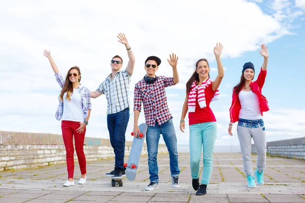 Vacaciones Verano Concepto Adolescente Grupo Adolescentes Sonrientes Saludando Con Las —  Fotos de Stock