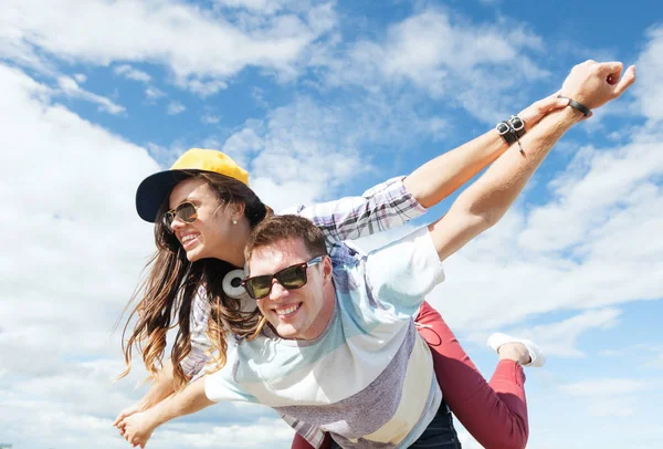 Vacanze Estive Concetto Adolescente Gli Adolescenti Divertono All Aperto — Foto Stock