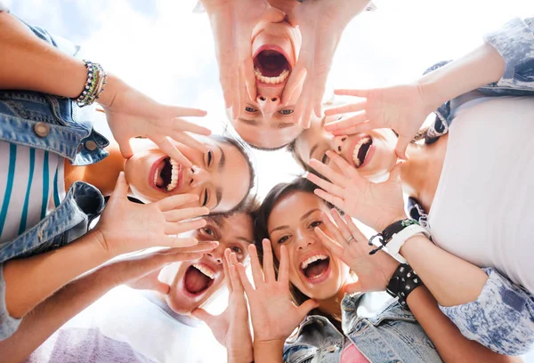 Sommarlov Och Tonårskoncept Grupp Tonåringar Tittar Ner Och Skriker — Stockfoto