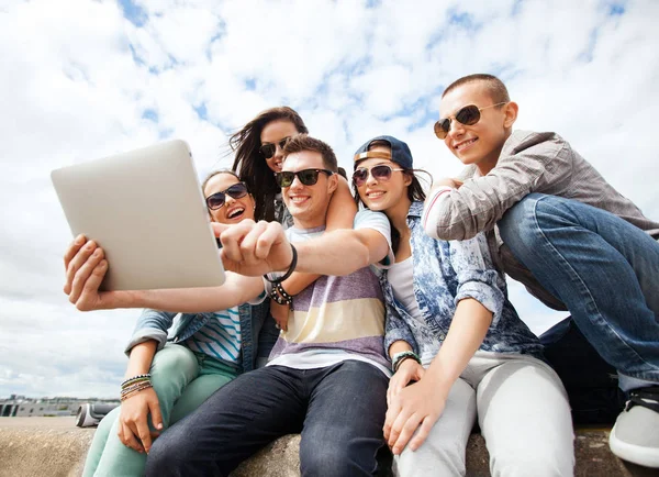 Summer Holidays Teenage Technology Concept Group Teenagers Taking Picture Tablet — Stock Photo, Image