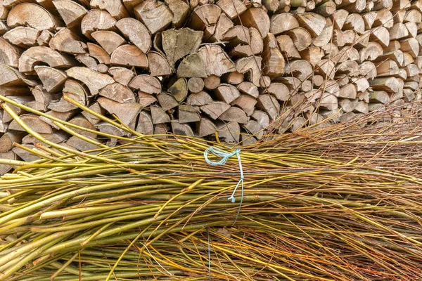 Reisignetze Liegen Vor Einem Stapel Brennholz — Stockfoto