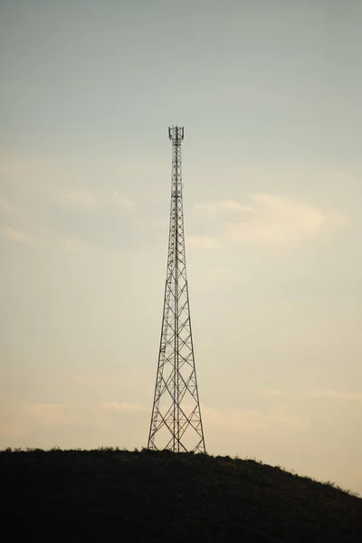 Une Tour Téléphonie Mobile Debout Sur Une Colline Loin — Photo