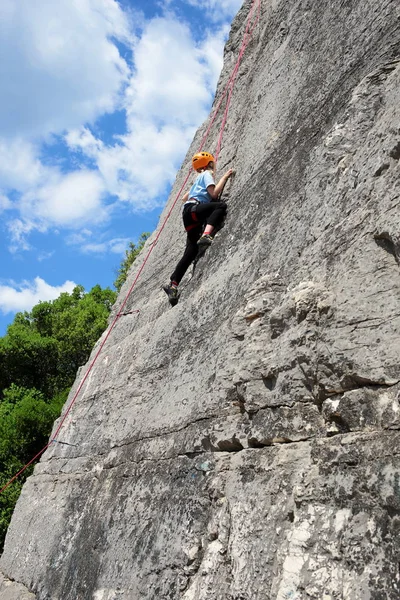 Une Jeune Fille Grimpe Sur Roc — Photo